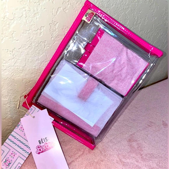 BEIS Handbags - BEIS x BARBIE The Passport & Luggage Tag Set
IN BARBIE™ PINK